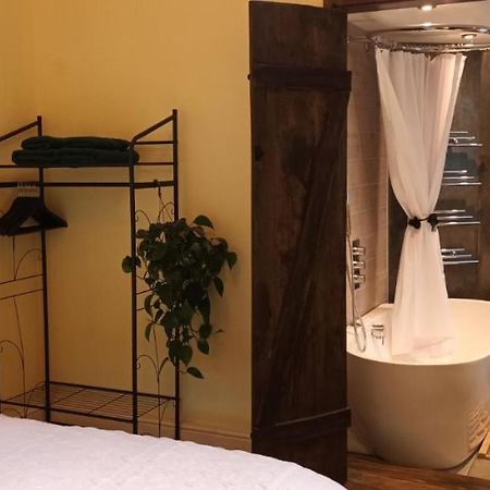 Room With Luxury Private Bathroom & Independent Entrance Near Tube Londýn Exteriér fotografie