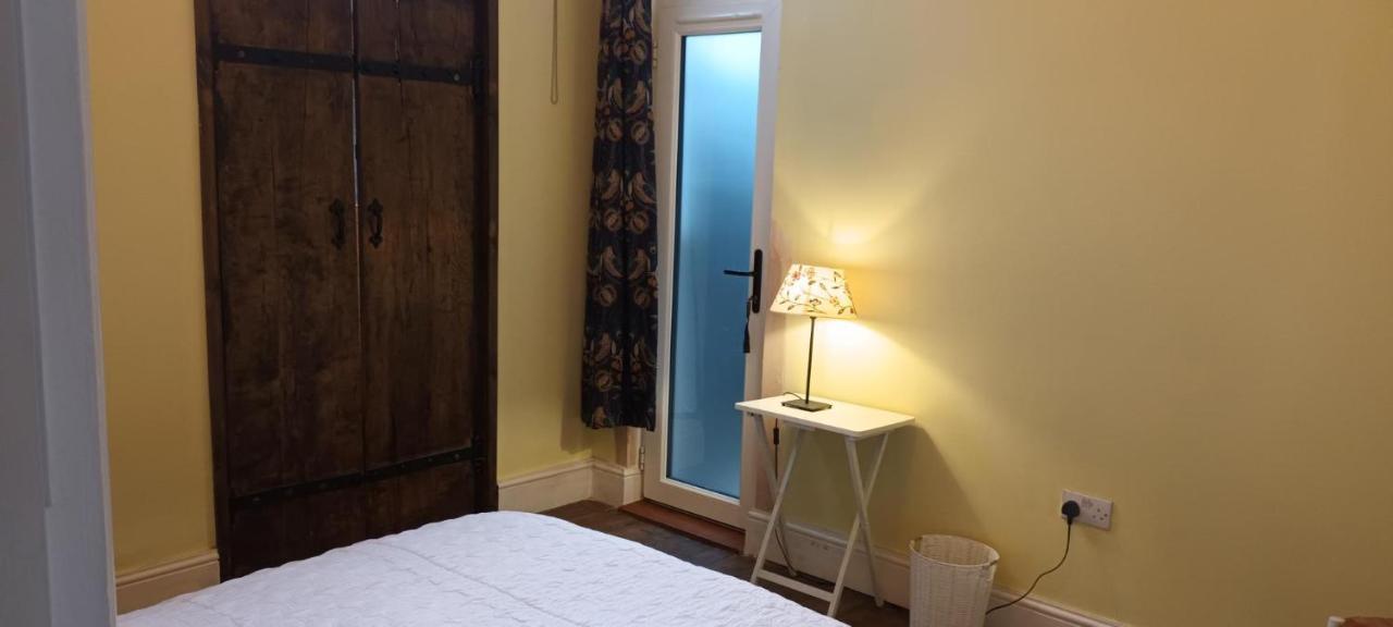 Room With Luxury Private Bathroom & Independent Entrance Near Tube Londýn Exteriér fotografie