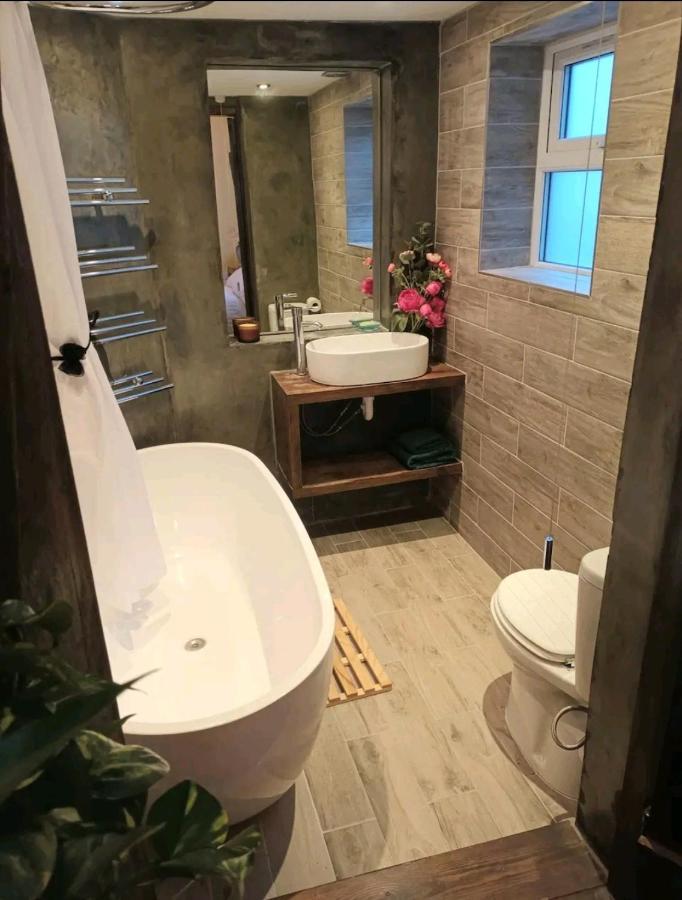 Room With Luxury Private Bathroom & Independent Entrance Near Tube Londýn Exteriér fotografie
