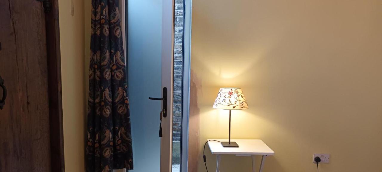 Room With Luxury Private Bathroom & Independent Entrance Near Tube Londýn Exteriér fotografie